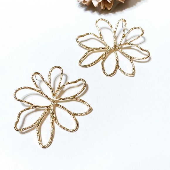 Hollow gold flower earrings M2 - Picture 3 of 5